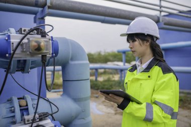 Çevre mühendisleri atık su arıtma tesislerinde, Su geri dönüşüm tesisinde tekrar kullanılmak üzere çalışan su mühendislerinde çalışıyor, kriterler dahilinde olması için sudaki klor miktarını kontrol ediyorlar..