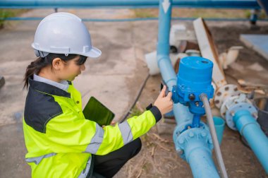 Çevre mühendisleri atık su arıtma tesislerinde, Su geri dönüşüm tesisinde tekrar kullanılmak üzere çalışan su mühendislerinde çalışıyor, kriterler dahilinde olması için sudaki klor miktarını kontrol ediyorlar..