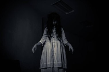 Korku kadın konsepti, şehirde yollarda hayalet, şehrin sokaklarında intikamcı bir ruh, cadılar bayramı festivali, hayalet yüzü.