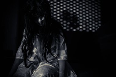 Korku kadın konsepti, şehirde yollarda hayalet, şehrin sokaklarında intikamcı bir ruh, cadılar bayramı festivali, hayalet yüzü.