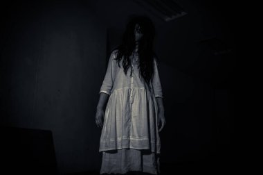 Korku kadın konsepti, şehirde yollarda hayalet, şehrin sokaklarında intikamcı bir ruh, cadılar bayramı festivali, hayalet yüzü.