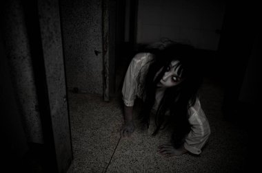 Asyalı kadın makyajı hayaleti, arka plan korku sahnesi, Cadılar Bayramı festivali konsepti, hayalet filmleri afişi, dairede kızgın ruh.