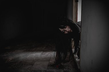 Asyalı kadın makyajı hayaleti, arka plan korku sahnesi, Cadılar Bayramı festivali konsepti, hayalet filmleri afişi, dairede kızgın ruh.
