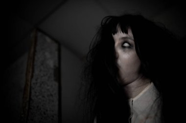 Asyalı kadın makyajı hayaleti, arka plan korku sahnesi, Cadılar Bayramı festivali konsepti, hayalet filmleri afişi, dairede kızgın ruh.