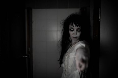 Asyalı kadın makyajı hayaleti, arka plan korku sahnesi, Cadılar Bayramı festivali konsepti, hayalet filmleri afişi, dairede kızgın ruh.