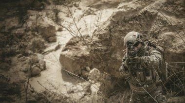 Özel kuvvetlerin askerleri çölde, Tayland 'da, askerlerde cephede devriye geziyordu.