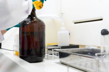 Kimyagerler laboratuvarda antiretroviral ilaçlar bulmak için kimyasalları karıştırdılar, kanda virüsü tespit etmek için deneyler yapıldı, COVID-19 'a karşı potansiyel ilaç ve aşı geliştiricileri bulundu.