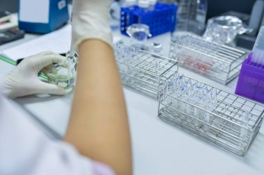 Kimyagerler laboratuvarda antiretroviral ilaçlar bulmak için kimyasalları karıştırdılar, kanda virüsü tespit etmek için deneyler yapıldı, COVID-19 'a karşı potansiyel ilaç ve aşı geliştiricileri bulundu.
