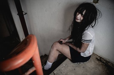 Asyalı kadın makyajı hayaleti, arka plan korku sahnesi, Cadılar Bayramı festivali konsepti, hayalet filmleri afişi, dairede kızgın ruh.