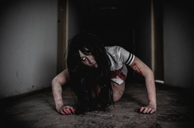 Asyalı kadın makyajı hayaleti, arka plan korku sahnesi, Cadılar Bayramı festivali konsepti, hayalet filmleri afişi, dairede kızgın ruh.