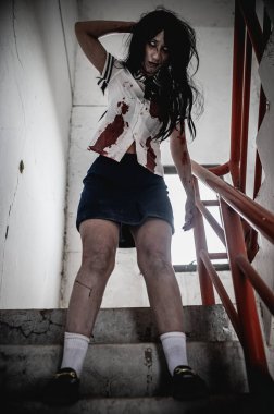 Asyalı kadın makyajı hayaleti, arka plan korku sahnesi, Cadılar Bayramı festivali konsepti, hayalet filmleri afişi, dairede kızgın ruh.