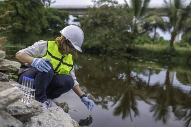 Çevre mühendisleri su kalitesini inceler, suyu test etmek için laboratuvara getirir, su ve topraktaki mineral içeriğini kontrol eder, su kaynaklarındaki kirleticileri kontrol ederler..