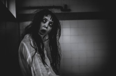 Asyalı kadın makyajı hayaleti, arka plan korku sahnesi, Cadılar Bayramı festivali konsepti, hayalet filmleri afişi, dairede kızgın ruh.