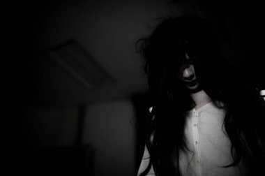 Asyalı kadın makyajı hayaleti, arka plan korku sahnesi, Cadılar Bayramı festivali konsepti, hayalet filmleri afişi, dairede kızgın ruh.