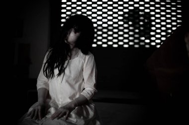 Asyalı kadın makyajı hayaleti, arka plan korku sahnesi, Cadılar Bayramı festivali konsepti, hayalet filmleri afişi, dairede kızgın ruh.