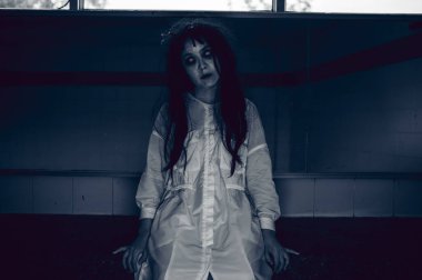 Asyalı kadın makyajı hayaleti, arka plan korku sahnesi, Cadılar Bayramı festivali konsepti, hayalet filmleri afişi, dairede kızgın ruh.