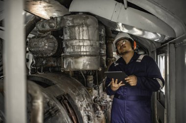 Makine mühendisi fabrikadaki büyük makineleri inceliyor, demiryolu motor bakım teknisyeni, motor tamircisi