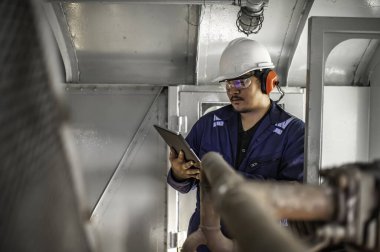 Makine mühendisi fabrikadaki büyük makineleri inceliyor, demiryolu motor bakım teknisyeni, motor tamircisi