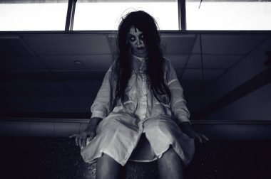 Asyalı kadın makyajı hayaleti, arka plan korku sahnesi, Cadılar Bayramı festivali konsepti, hayalet filmleri afişi, dairede kızgın ruh.