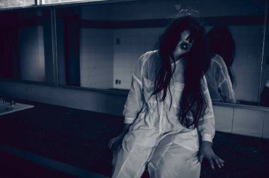 Asyalı kadın makyajı hayaleti, arka plan korku sahnesi, Cadılar Bayramı festivali konsepti, hayalet filmleri afişi, dairede kızgın ruh.