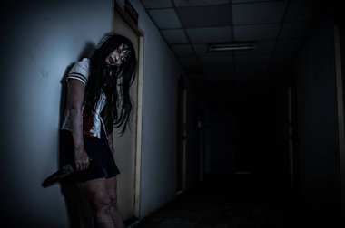 Asyalı kadın makyajı hayaleti, arka plan korku sahnesi, Cadılar Bayramı festivali konsepti, hayalet filmleri afişi, dairede kızgın ruh.