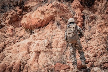 Özel kuvvetlerin askerleri çölde, Tayland 'da, askerlerde cephede devriye geziyordu.