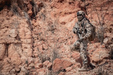 Özel kuvvetlerin askerleri çölde, Tayland 'da, askerlerde cephede devriye geziyordu.