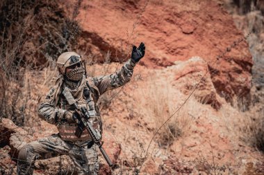 Özel kuvvetlerin askerleri çölde, Tayland 'da, askerlerde cephede devriye geziyordu.