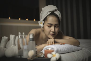 Asyalılar güzel bir kadın uyur, masaj yapar, çok çalışmaktan yorulduktan sonra dinlenir, Taylandlılar, kadınlar günü konsepti.