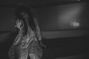 Asyalı kadın makyajı hayaleti, arka plan korku sahnesi, Cadılar Bayramı festivali konsepti, hayalet filmleri afişi, dairede kızgın ruh.