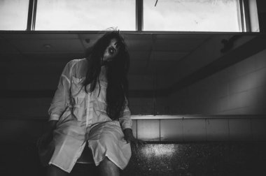 Asyalı kadın makyajı hayaleti, arka plan korku sahnesi, Cadılar Bayramı festivali konsepti, hayalet filmleri afişi, dairede kızgın ruh.