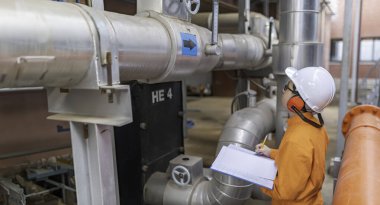 Bir ısıtma tesisinde bakım teknisyeni, Petrokimya işçileri fabrikadaki gaz ve petrol boru hatlarının işleyişini denetliyor, mühendisler işitme koruyucularını birçok boruyla aynı odaya koyuyorlar.