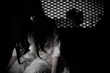 Asyalı kadın makyajı hayaleti, arka plan korku sahnesi, Cadılar Bayramı festivali konsepti, hayalet filmleri afişi, dairede kızgın ruh.