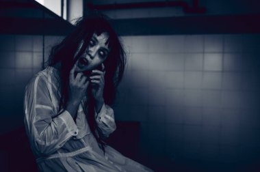 Asyalı kadın makyajı hayaleti, arka plan korku sahnesi, Cadılar Bayramı festivali konsepti, hayalet filmleri afişi, dairede kızgın ruh.