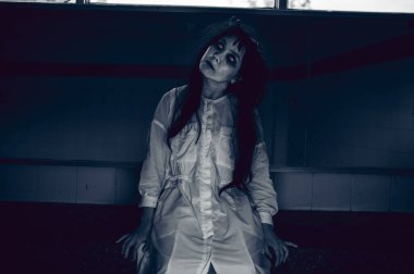 Asyalı kadın makyajı hayaleti, arka plan korku sahnesi, Cadılar Bayramı festivali konsepti, hayalet filmleri afişi, dairede kızgın ruh.