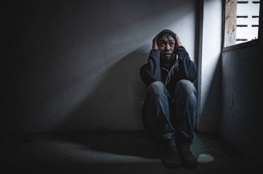 Asyalı bir bağımlı, ıssız bir yerde uyuşturucu bağımlısı, bu dünyada kendini yalnız hisseden bir keş, odanın bir köşesinde oturan üzgün bir genç, insanlar stresli ve depresyondalar.