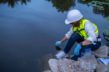 Çevre mühendisleri su kalitesini inceler, suyu test etmek için laboratuvara getirir, su ve topraktaki mineral içeriğini kontrol eder, su kaynaklarındaki kirleticileri kontrol ederler..