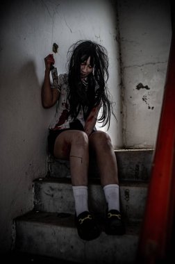 Asyalı kadın makyajı hayaleti, arka plan korku sahnesi, Cadılar Bayramı festivali konsepti, hayalet filmleri afişi, dairede kızgın ruh.