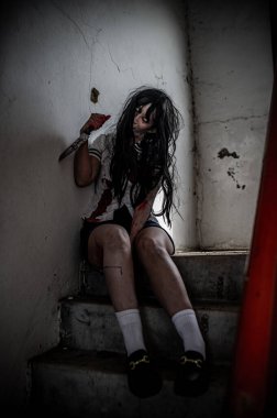 Asyalı kadın makyajı hayaleti, arka plan korku sahnesi, Cadılar Bayramı festivali konsepti, hayalet filmleri afişi, dairede kızgın ruh.