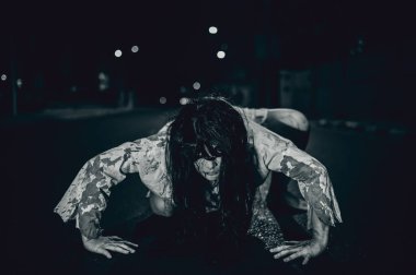 Korku kadın konsepti, şehirde yollarda hayalet, şehrin sokaklarında intikamcı bir ruh, cadılar bayramı festivali, hayalet yüzü.