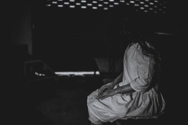 Asyalı kadın makyajı hayaleti, arka plan korku sahnesi, Cadılar Bayramı festivali konsepti, hayalet filmleri afişi, dairede kızgın ruh.