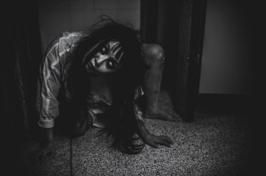 Asyalı kadın makyajı hayaleti, arka plan korku sahnesi, Cadılar Bayramı festivali konsepti, hayalet filmleri afişi, dairede kızgın ruh.