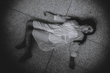 Asyalı kadın makyajı hayaleti, arka plan korku sahnesi, Cadılar Bayramı festivali konsepti, hayalet filmleri afişi, dairede kızgın ruh.