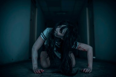 Asyalı kadın makyajı hayaleti, arka plan korku sahnesi, Cadılar Bayramı festivali konsepti, hayalet filmleri afişi, dairede kızgın ruh.