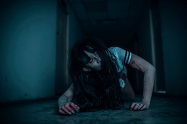 Asyalı kadın makyajı hayaleti, arka plan korku sahnesi, Cadılar Bayramı festivali konsepti, hayalet filmleri afişi, dairede kızgın ruh.