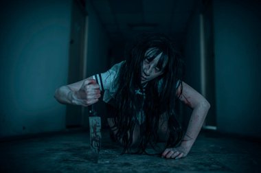 Asyalı kadın makyajı hayaleti, arka plan korku sahnesi, Cadılar Bayramı festivali konsepti, hayalet filmleri afişi, dairede kızgın ruh.