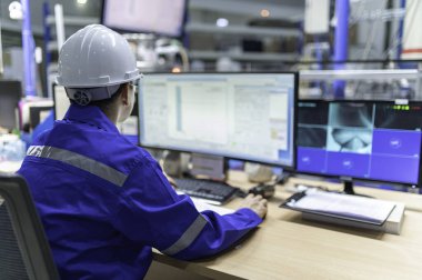 Kontrol odasında çalışan mühendis, yönetici kontrol sistemi, birçok monitörden teknisyen izleme programı.