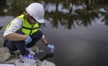 Çevre mühendisleri su kalitesini inceler, suyu test etmek için laboratuvara getirir, su ve topraktaki mineral içeriğini kontrol eder, su kaynaklarındaki kirleticileri kontrol ederler..