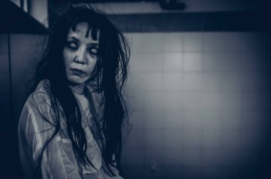 Asyalı kadın makyajı hayaleti, arka plan korku sahnesi, Cadılar Bayramı festivali konsepti, hayalet filmleri afişi, dairede kızgın ruh.