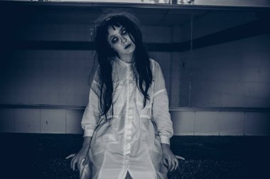 Asyalı kadın makyajı hayaleti, arka plan korku sahnesi, Cadılar Bayramı festivali konsepti, hayalet filmleri afişi, dairede kızgın ruh.